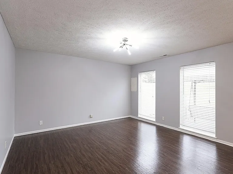 8805 Venice Ln — Photo 2