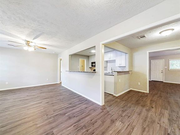5th image of 304 Gardenia St