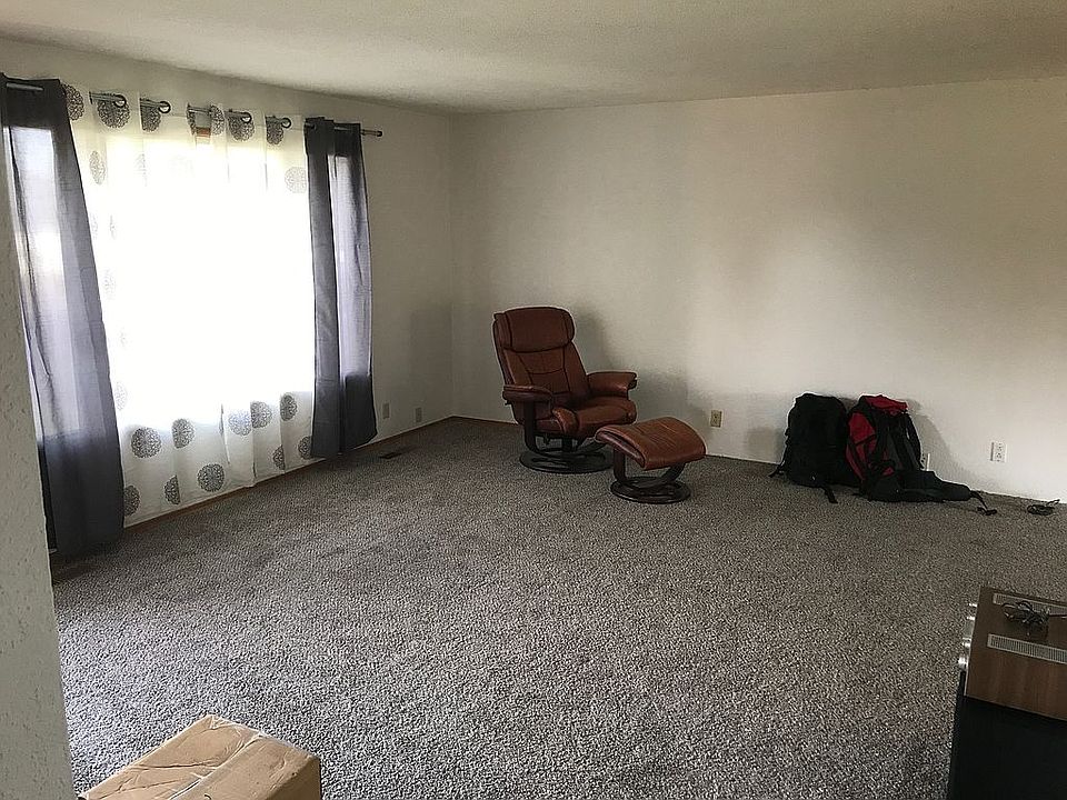 2nd image of 2465 Quebec St
