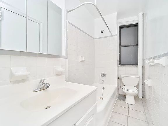 4th image of 135 E 50th St #A