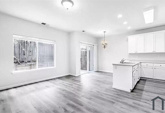 3rd image of 1009 Sibley St #A