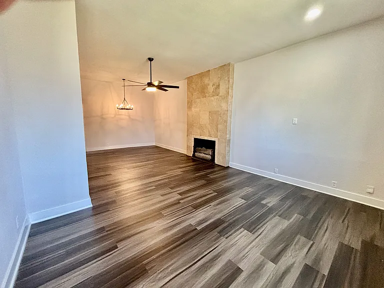 1910 N Carroll Ave — Photo 3