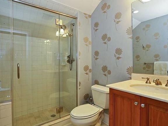 3rd image of 8 Bellcourt Place