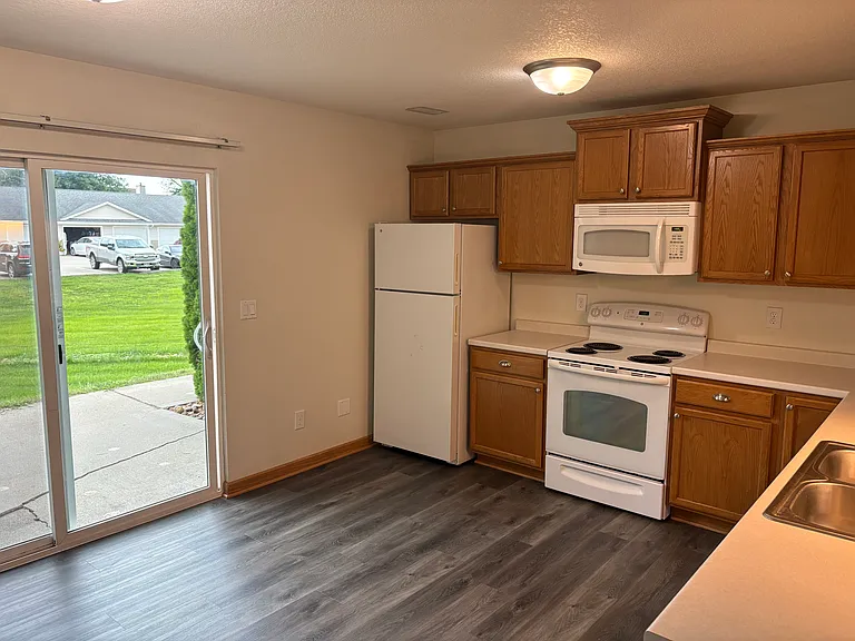 1636 W Broadway St — Photo 2