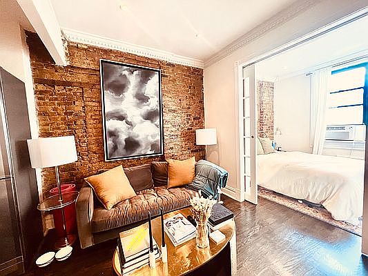 3rd image of 242 E 75th St APT 3A