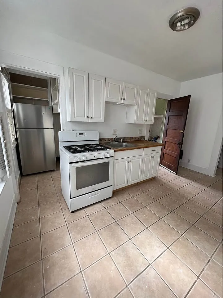 3 bed, $2,600 — Photo 2
