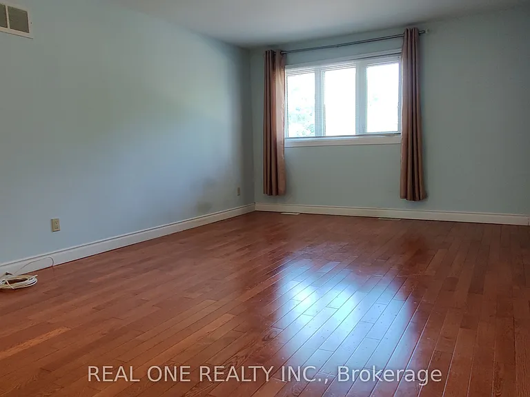 72 Liebeck Cres — Photo 12