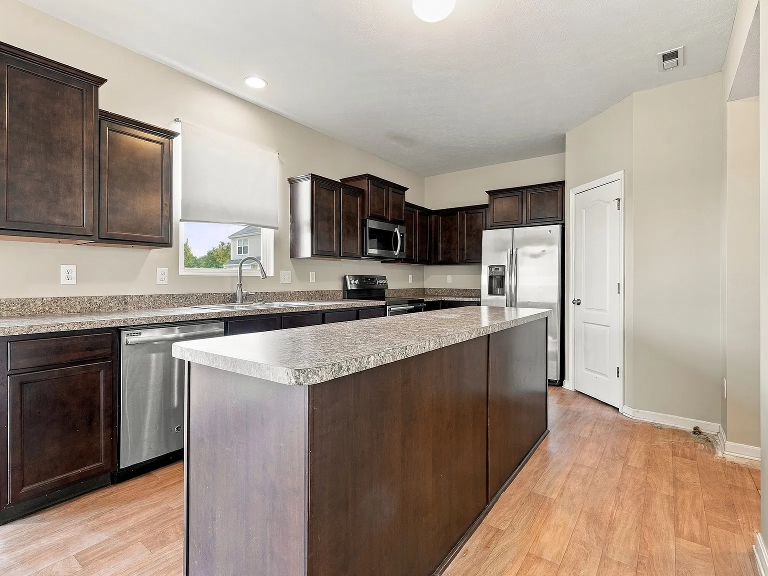3 bed, 2.5 bath, 1922 sqft, $2,400 — Photo 4