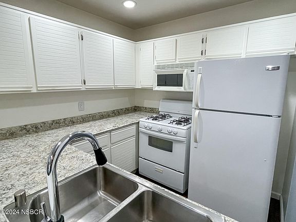 3rd image of 2454 Village Grn