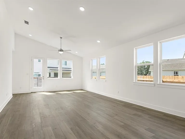 1012 Yaupon Holly Dr — Photo 11