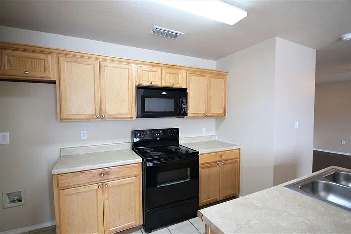 3 bed, 2.0 bath, 1200 sqft, $1,300 — Photo 2