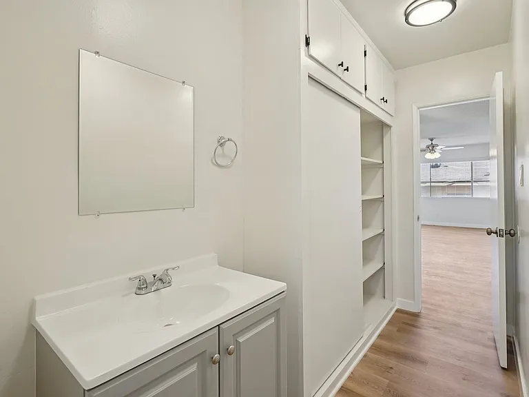 437 & 441 W Queen St — Photo 13