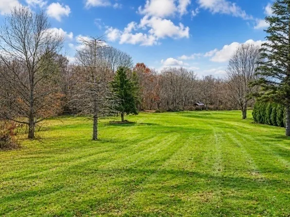 8 E State St, Granby, MA 01033