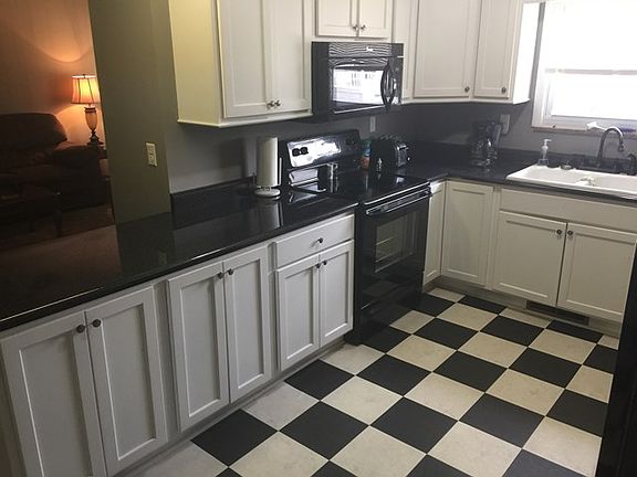 3rd image of 1089 Sunset Dr