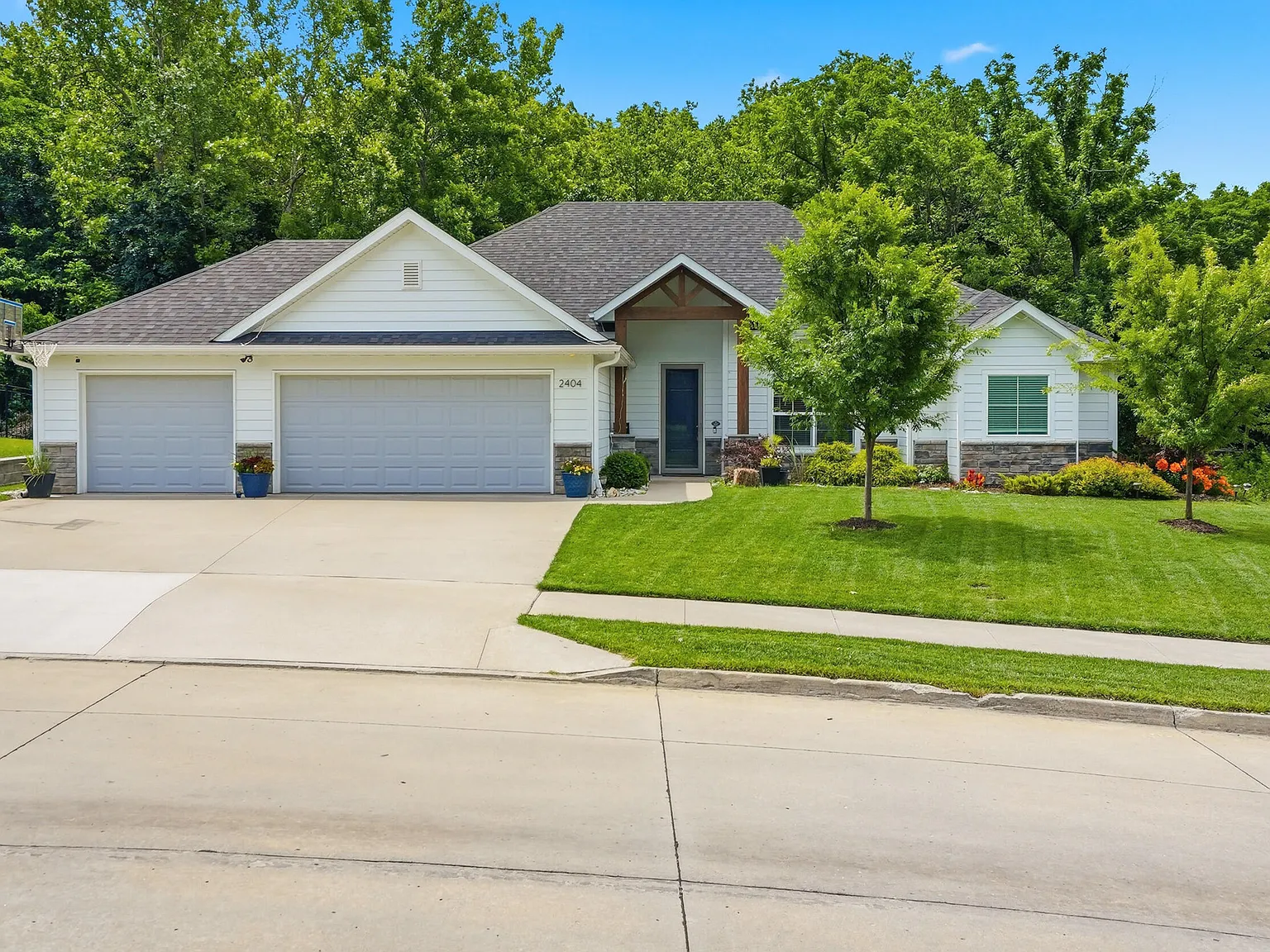 4 bed, 3.0 bath, 2413 sqft, $3,250 — Photo 2