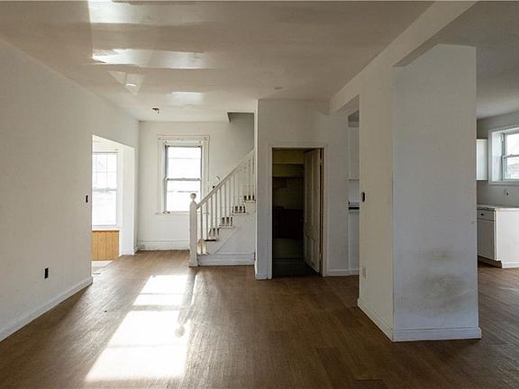 5th image of 181 Grace St