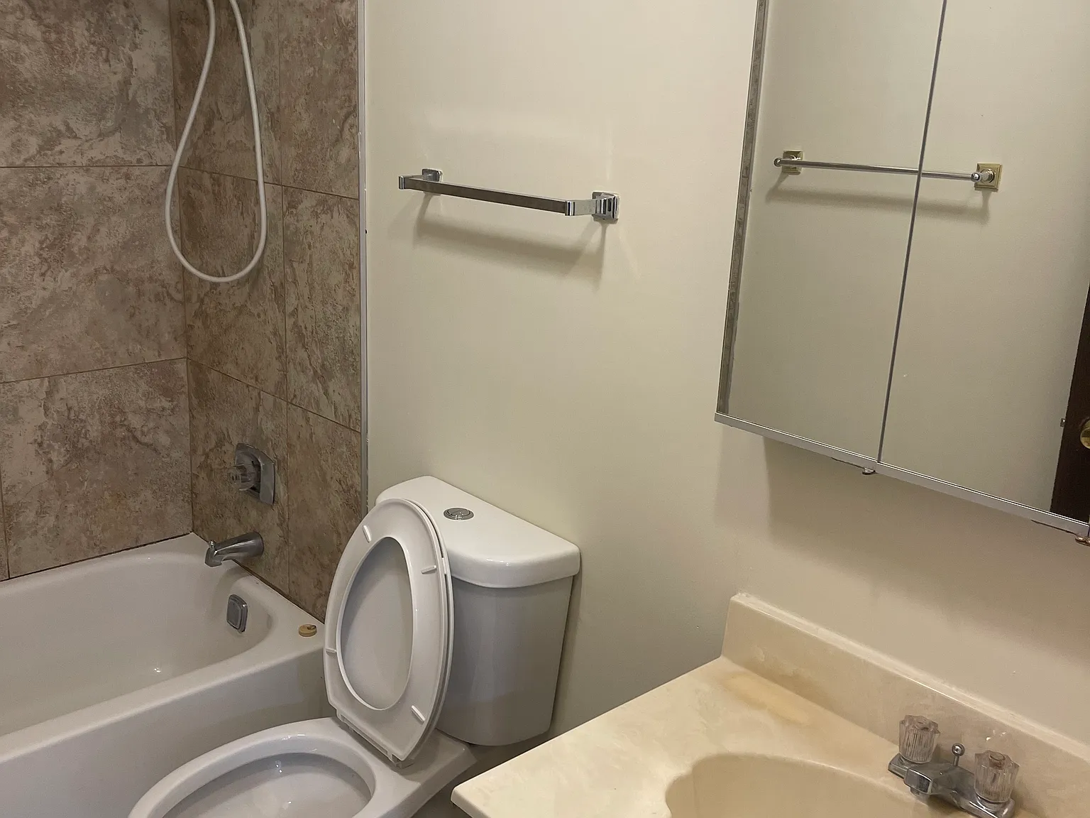2 bed, 1000 sqft, $1,725 — Photo 3