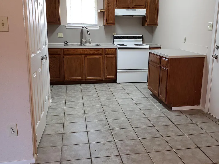 102 Avenue G — Photo 5