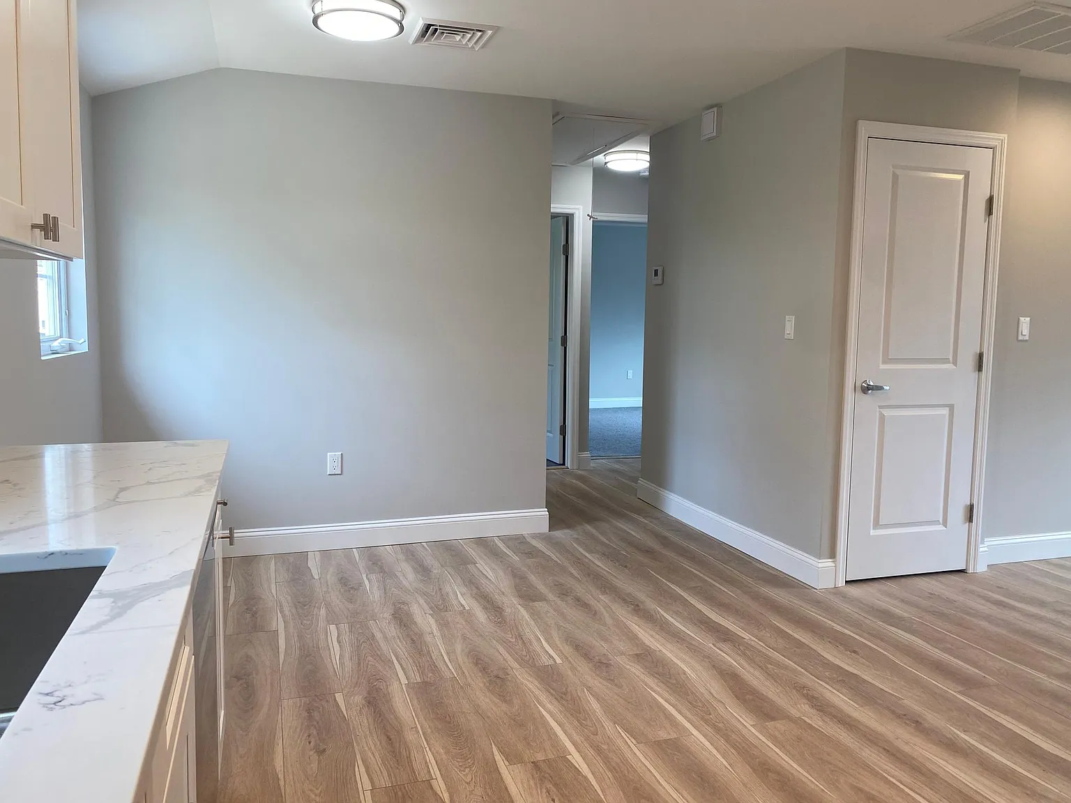 3 bed, 890 sqft, $3,350 — Photo 3