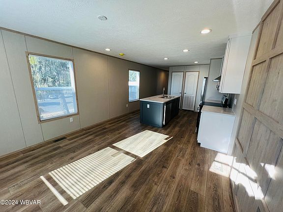 2nd image of 200 Sanctuary Blvd