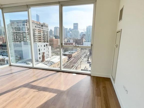 5th image of 950 N Orleans St #206