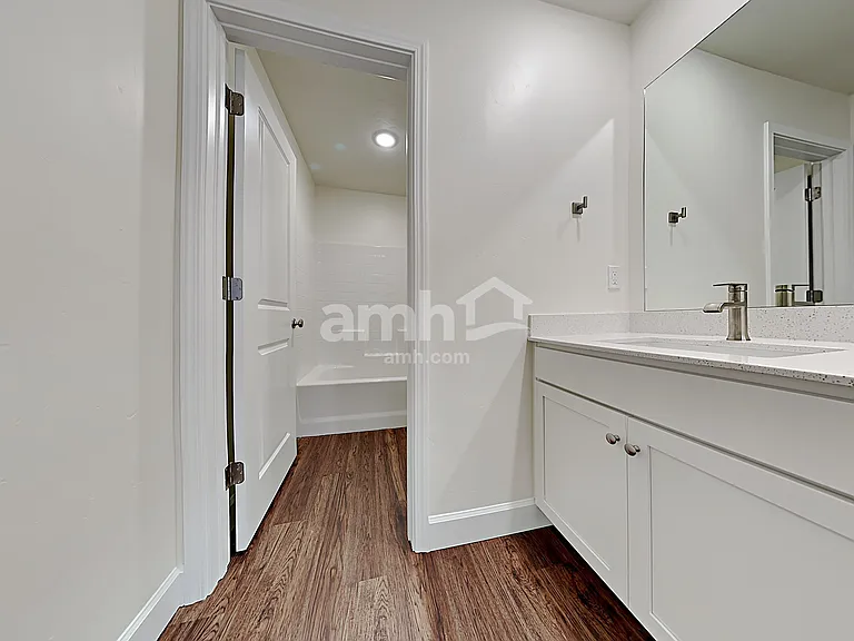 981 N Barkvine Ave — Photo 20
