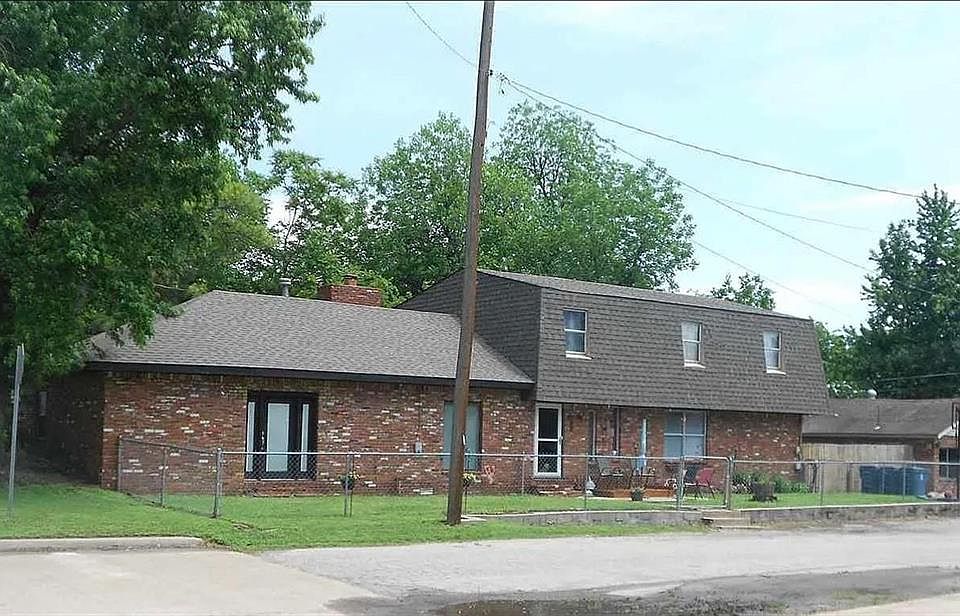 1st image of 821 W Moses St
