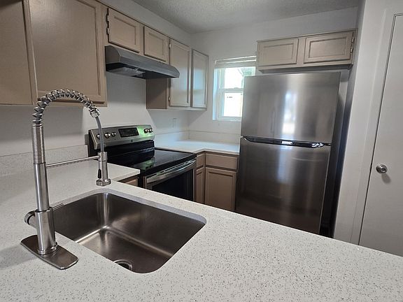 3rd image of 200 Samuel Blvd #B-4