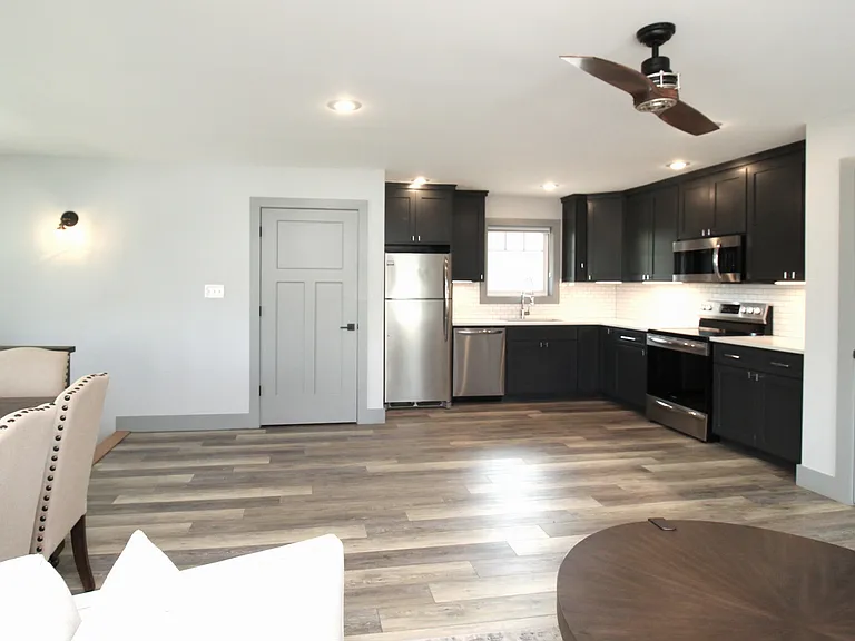 400 SW E St — Photo 2