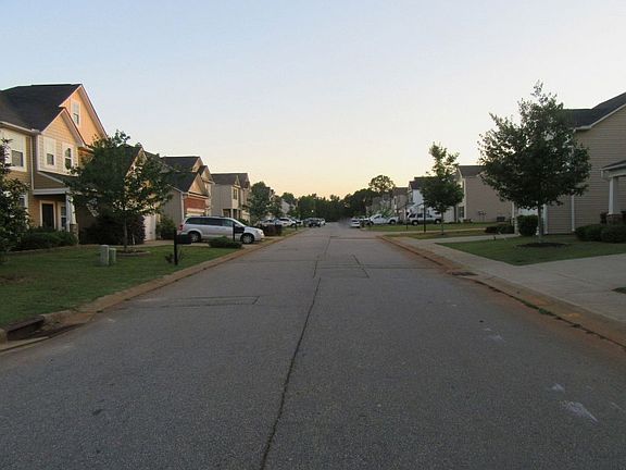 4th image of 304 Barrett Chase Dr