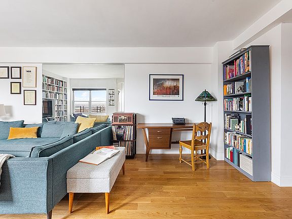 3rd image of 10 Plaza St E APT 15D