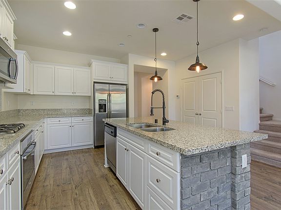 5th image of 557 Moonlight Dr