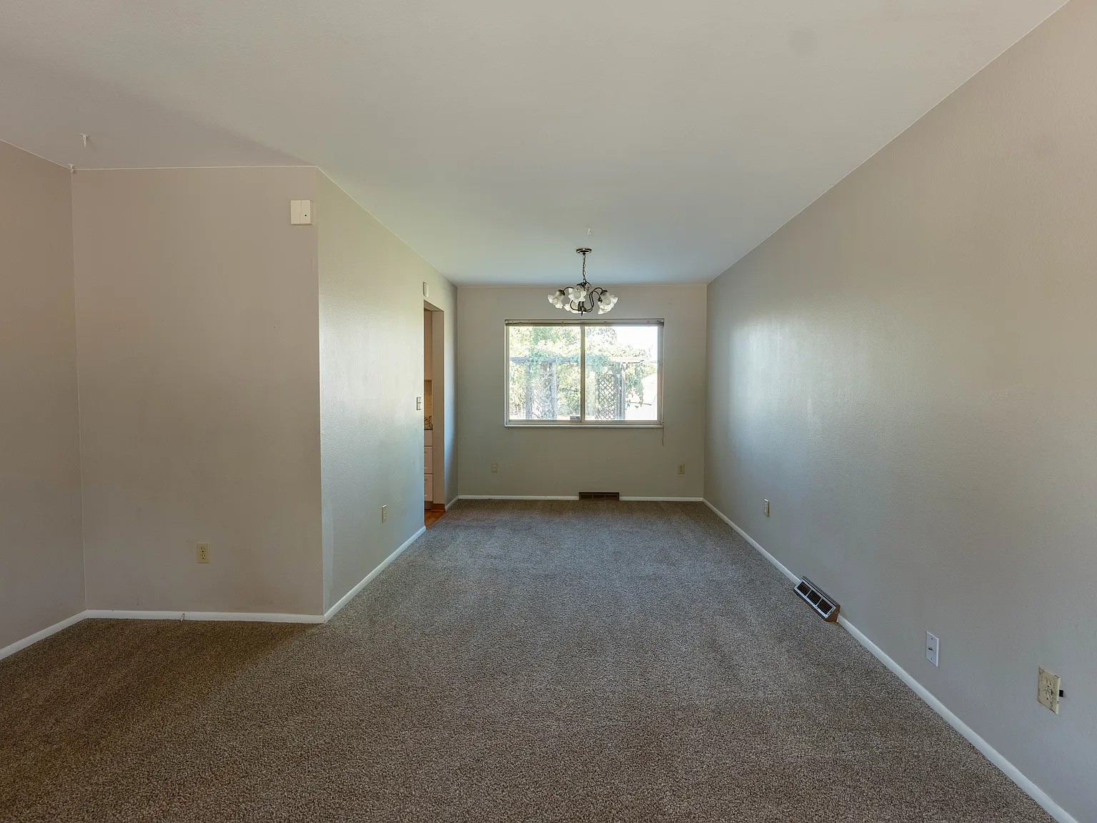 5 bed, 1944 sqft, $3,500 — Photo 3