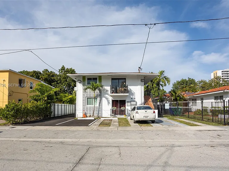 979 SW 10th St #2 — Photo 3