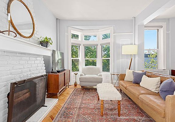 3rd image of 301 Henry St #4E