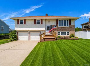 8 Wilson Place, Lindenhurst, NY 11757