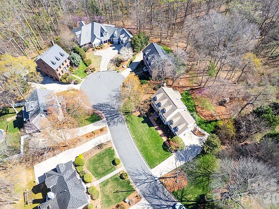 3rd image of 584 Sandringham Pl NE