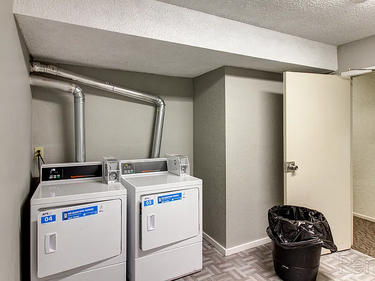 Crossroads Village Apartments — Photo 15