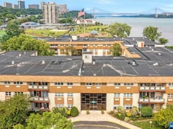 1111 River Rd APT E1, Edgewater, NJ 07020