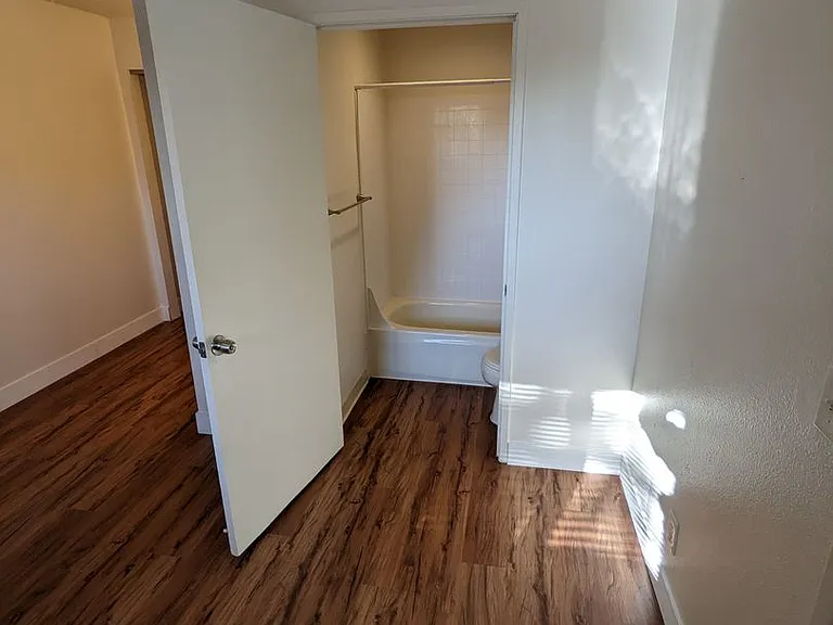 Watergate Apartments — Photo 72