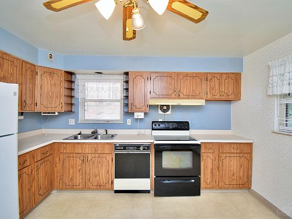 4th image of 589 Covedale Ave