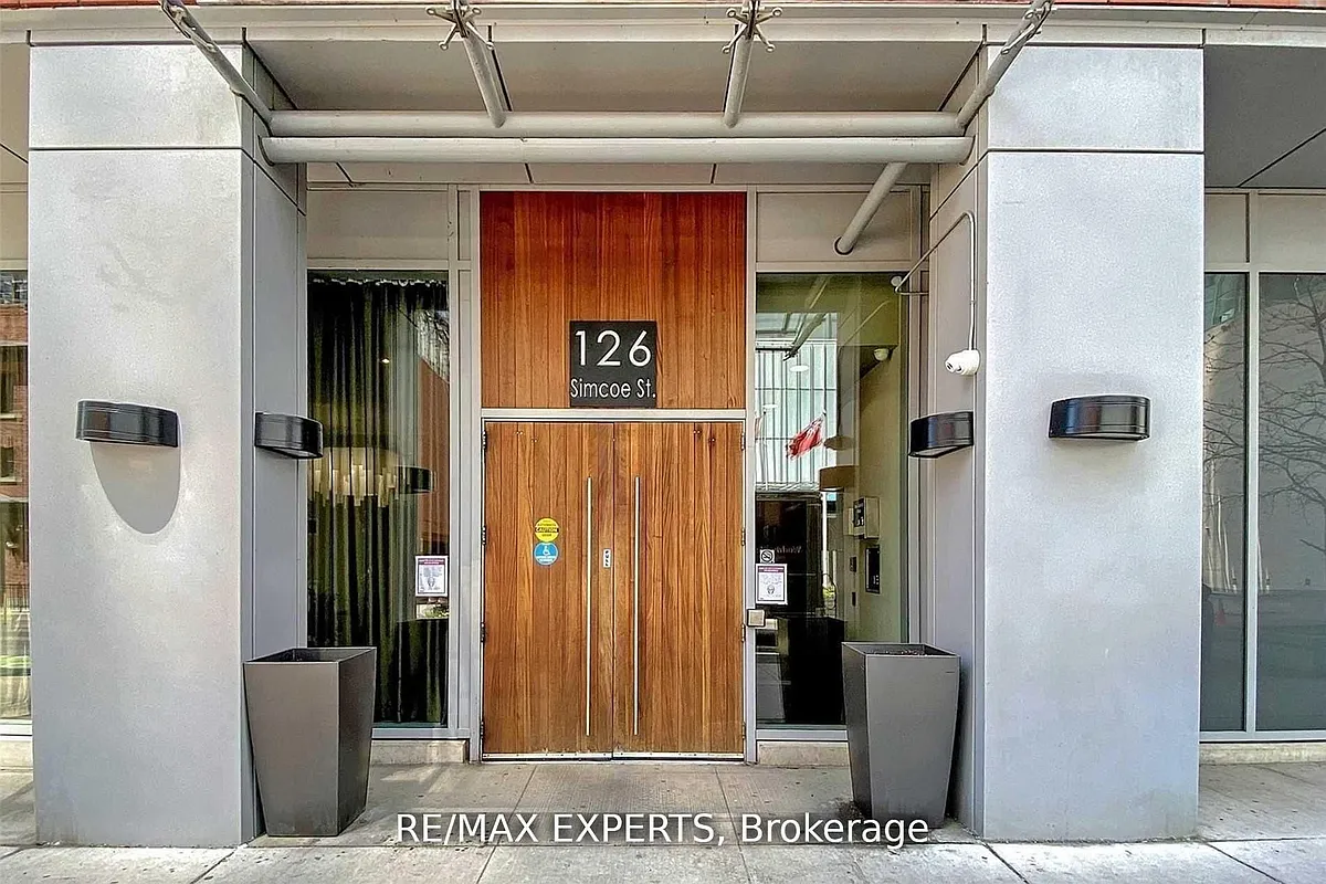 Building Photo - 126 Simcoe St #302