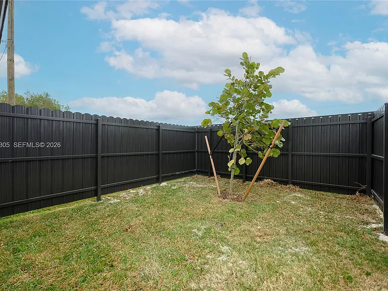 18690 SW 136th Ct — Photo 2