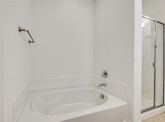 4th image of 1208 Roadrunner Dr