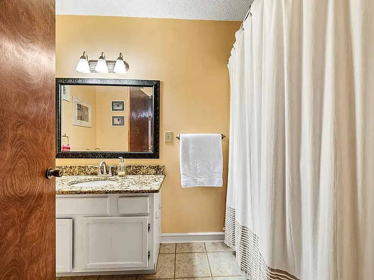 206 Lisa Dr — Photo 5