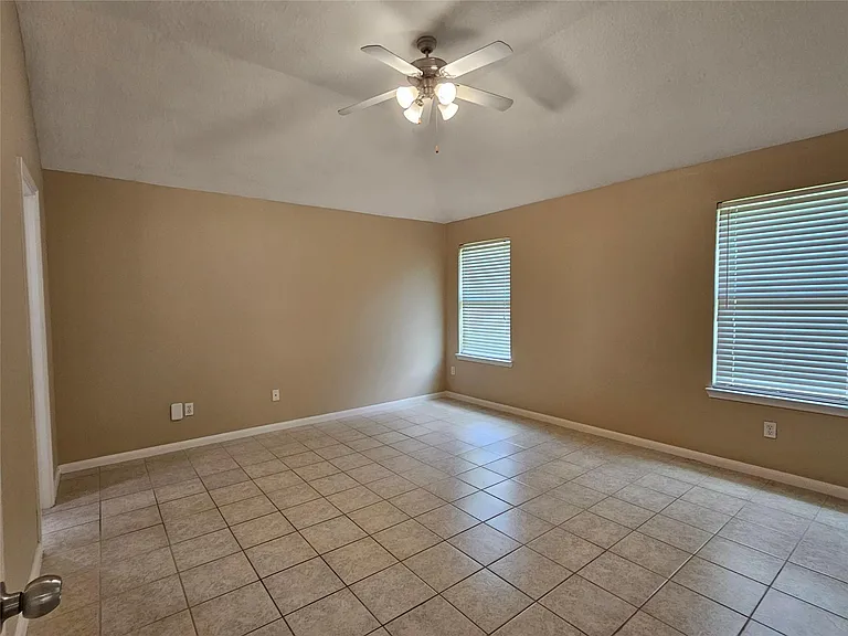 1079 Shadow Glenn Dr — Photo 3