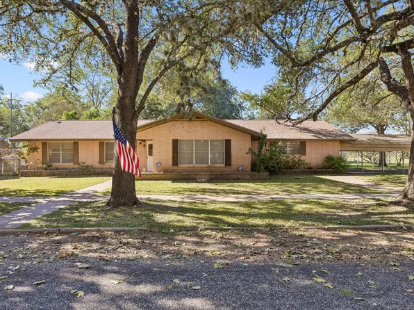 707 Olive St, Smithville, TX 78957