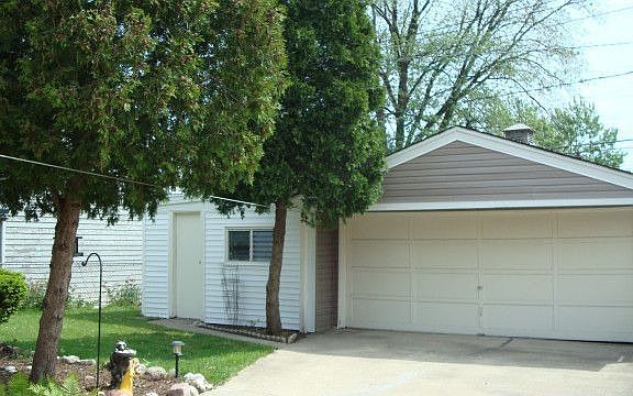 5th image of 3031 N Louis St