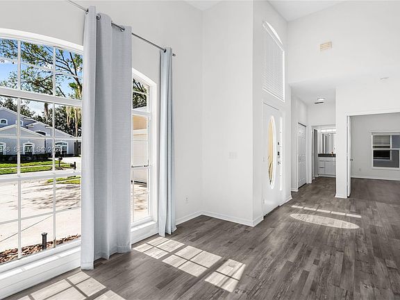5th image of 434 Castlemain Cir