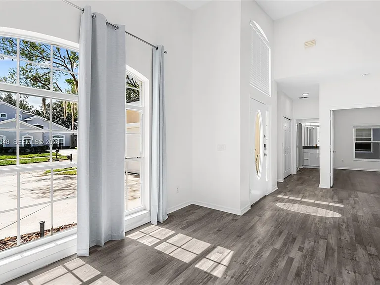 434 Castlemain Cir — Photo 5